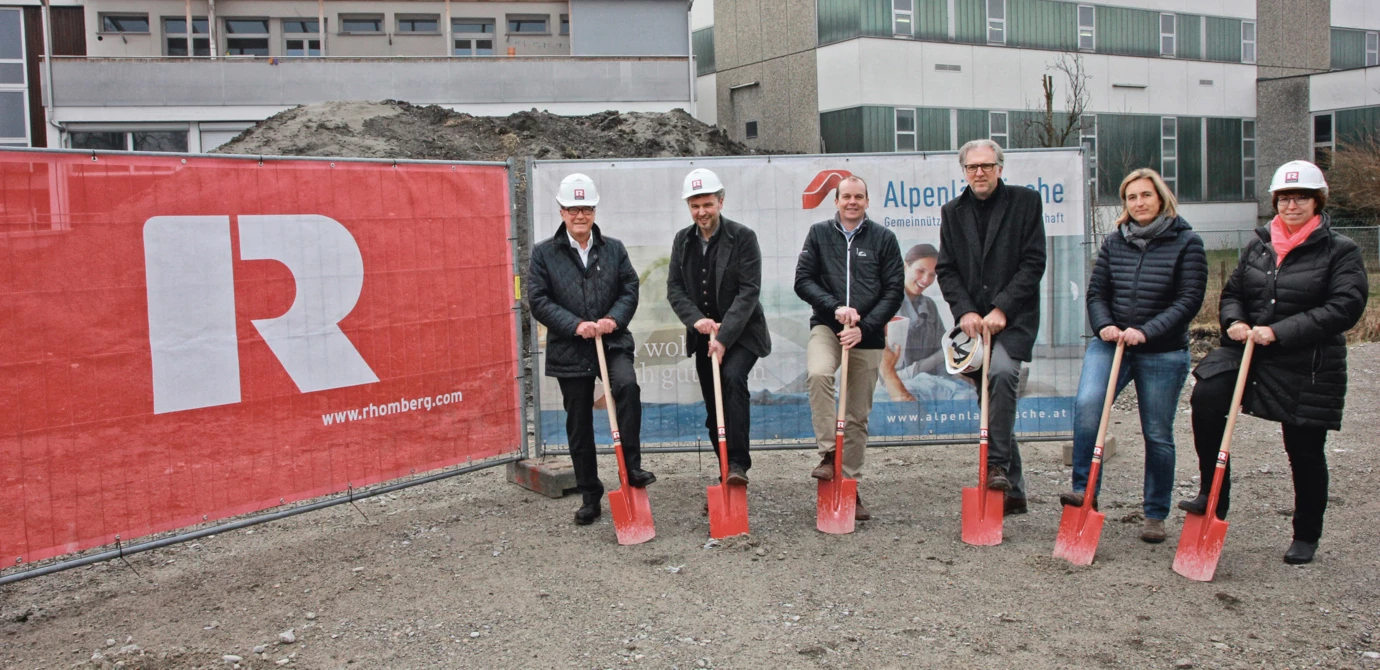 Der feierliche Spatenstich bildete gleichzeitig den Startschuss für zwölf neue Wohn(t)räume. Der feierliche Spatenstich bildete gleichzeitig den Startschuss für zwölf neue Wohn(t)räume.